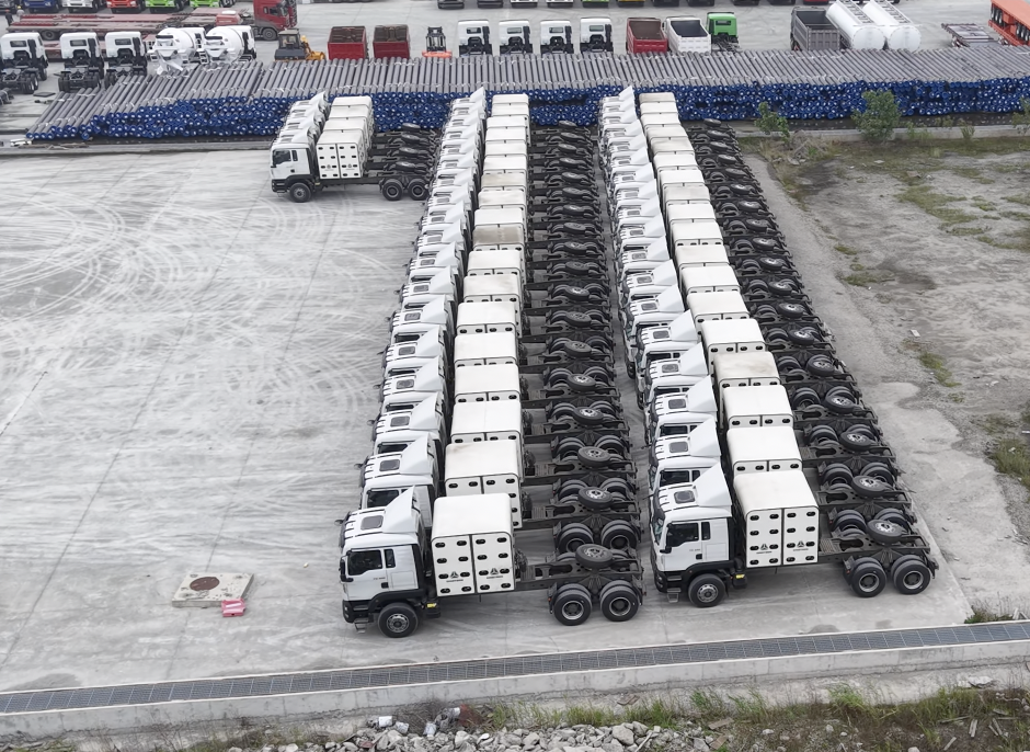 Järjepidev kohaletoimetamisteenus teenib veelgi tunnustust! 40 Sinotruk TX 6x4 CNG-veokit saadeti edukalt Nigeeriasse.